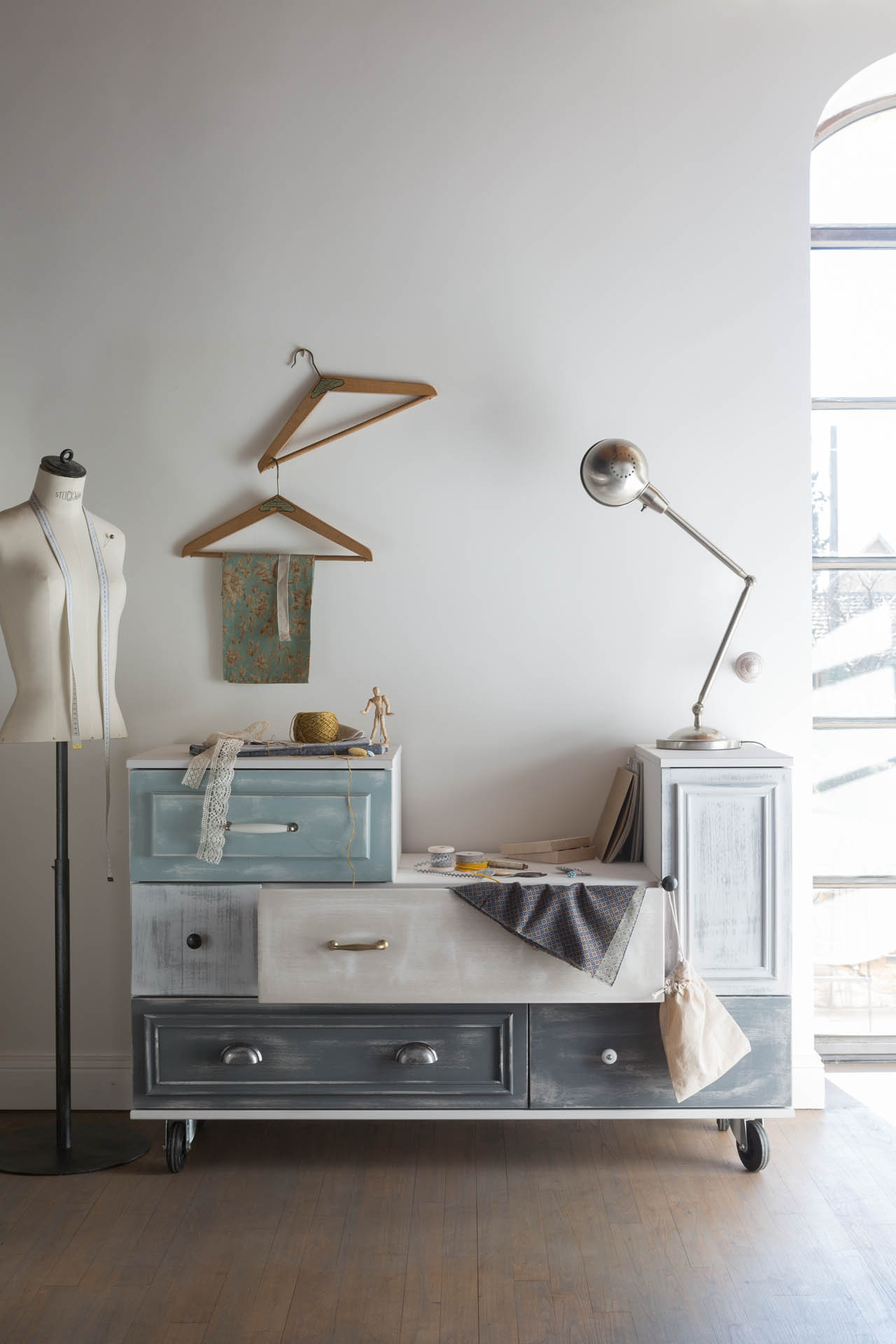 Peinture-meuble-gris-perle-feutrine-blanc-albatre-Caséine-Effet-Chaulé-Bleu-du-nord-craie-galet-canon-de-fusil Peinture-meuble-gris-perle-feutrine-blanc-albatre-Caséine-Effet-Chaulé-Bleu-du-nord-craie-galet-canon-de-fusil