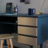 metal-absolu-bleu-metal-mat-or-jaune-brillant-bureau