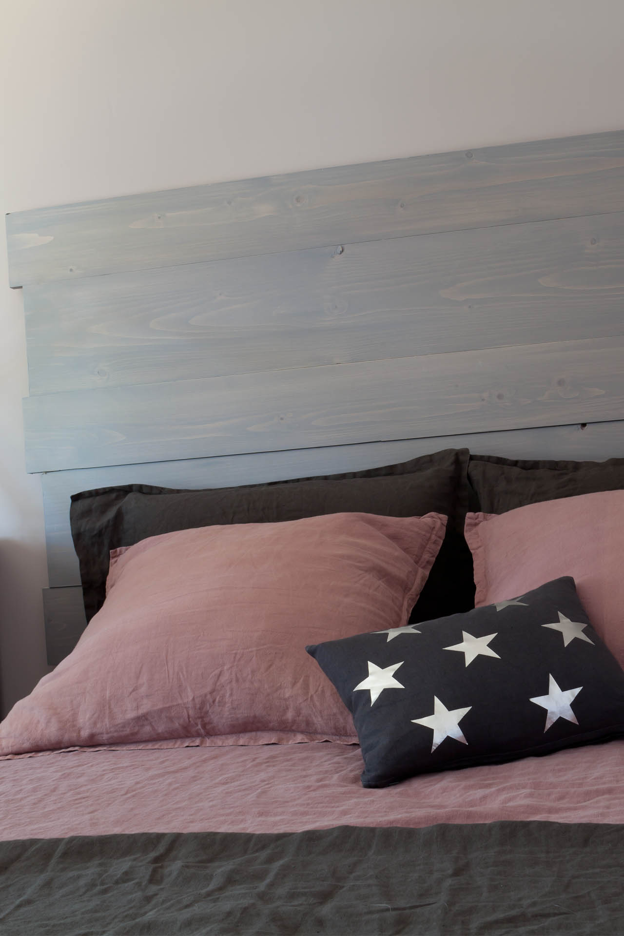 dos-de-lit-badigeon-meuble-gris-gustavien